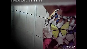 Голая шлюха-блондинка онанирует свою выбритую пилотку вибрирующей секс-машиной